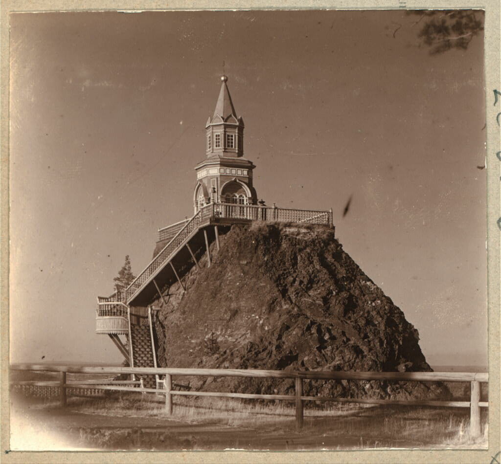 Вершина г. Благодать с часовней и памятником. 1909