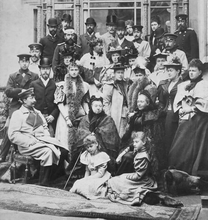 Групповая фотография в Кобурге после свадьбы принцессы Виктории Мелиты Саксен-Кобург-Готской (Виктория Федоровна) и Эрнста Людвига Гессенского, 9 апреля 1894 года 