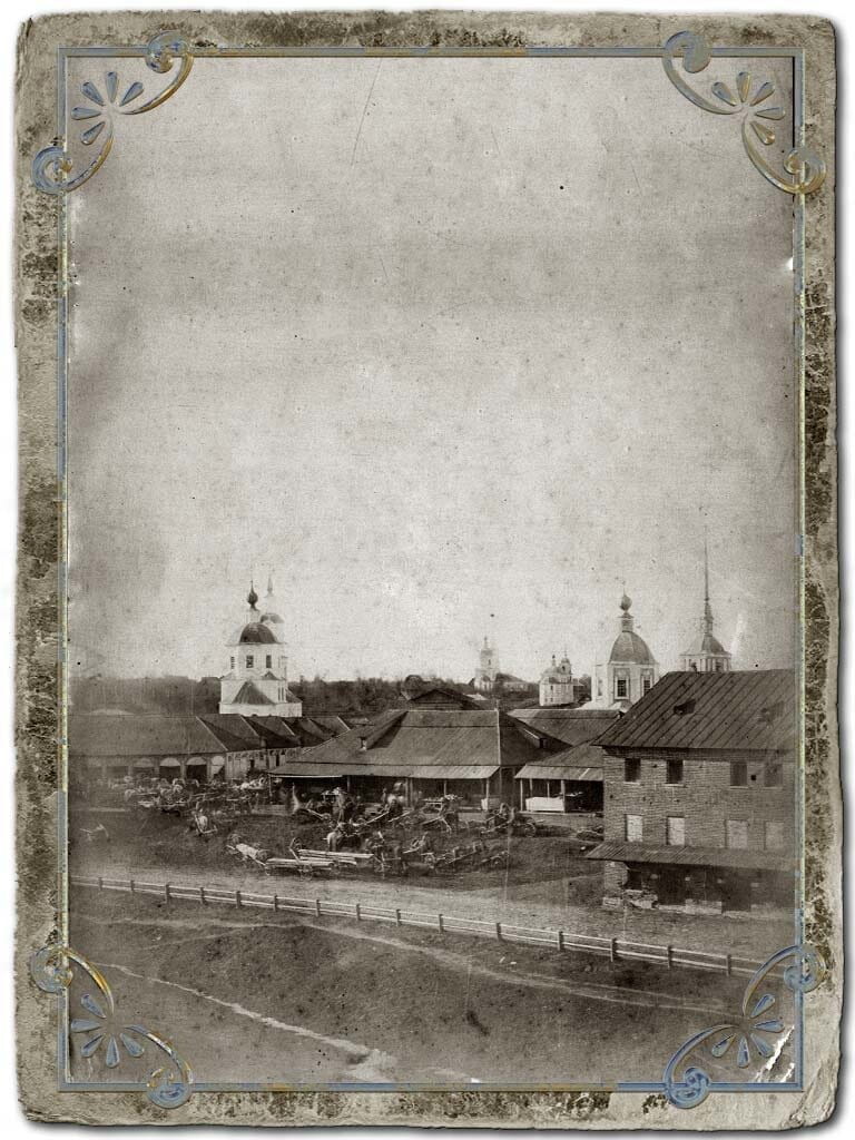 Вид торговой площади со старыми торговыми рядами с вала от здания Мариинской женской прогимназии, 1890-е гг.