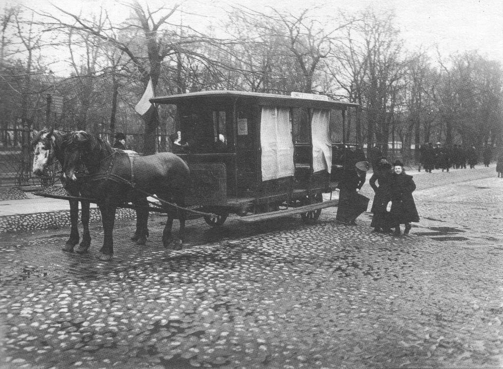 Омнибус на конечной остановке у Александровского сада.Фото К.Булла. 1900-х гг.