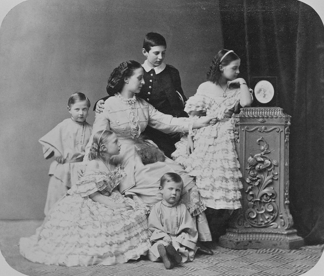 Великая княгиня Александра Иосифовна и ее дети. 1863 г.