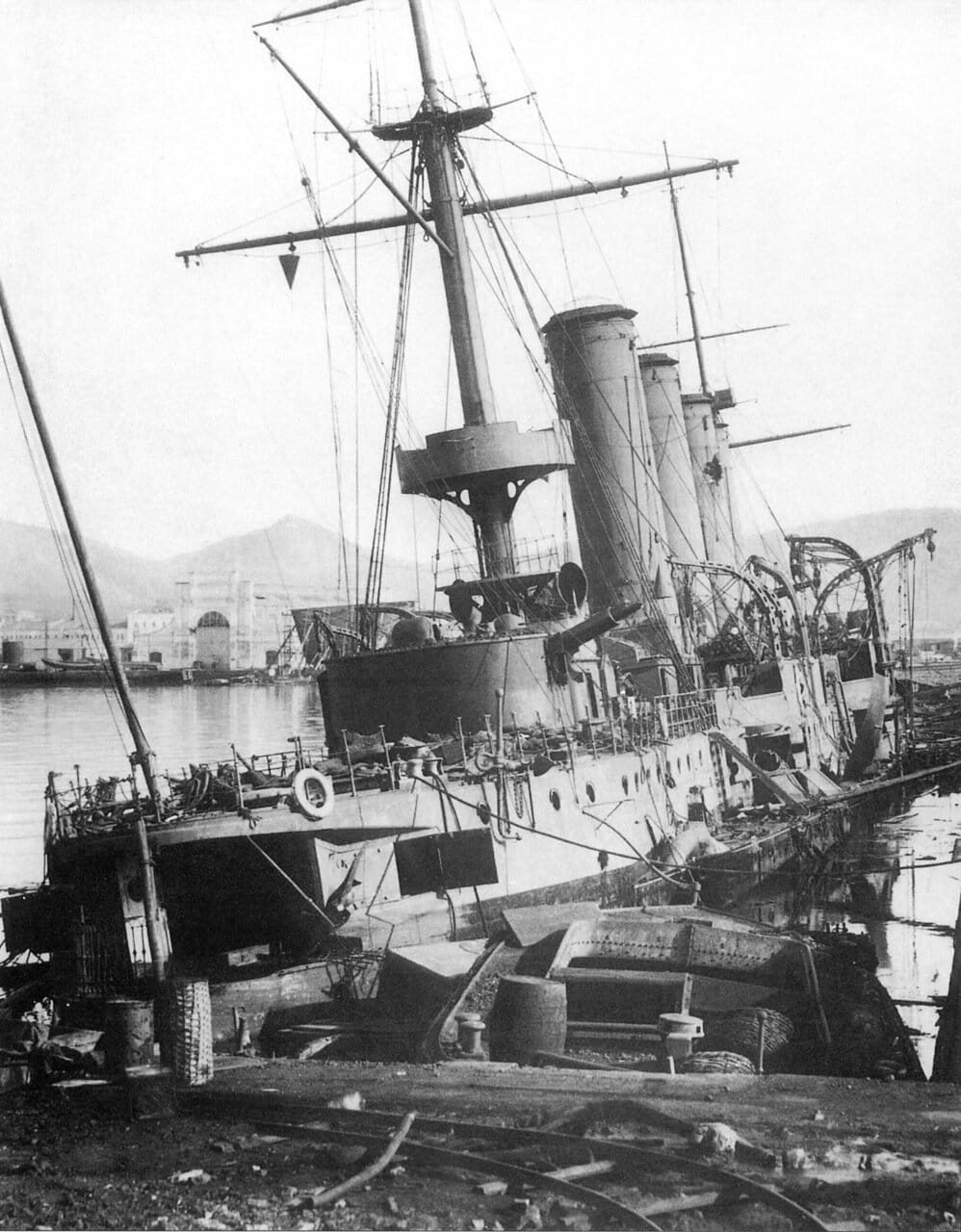 Крейсер Баян, затопленный у стенки Восточного бассейна Порт-Артура, декабрь 1904 года