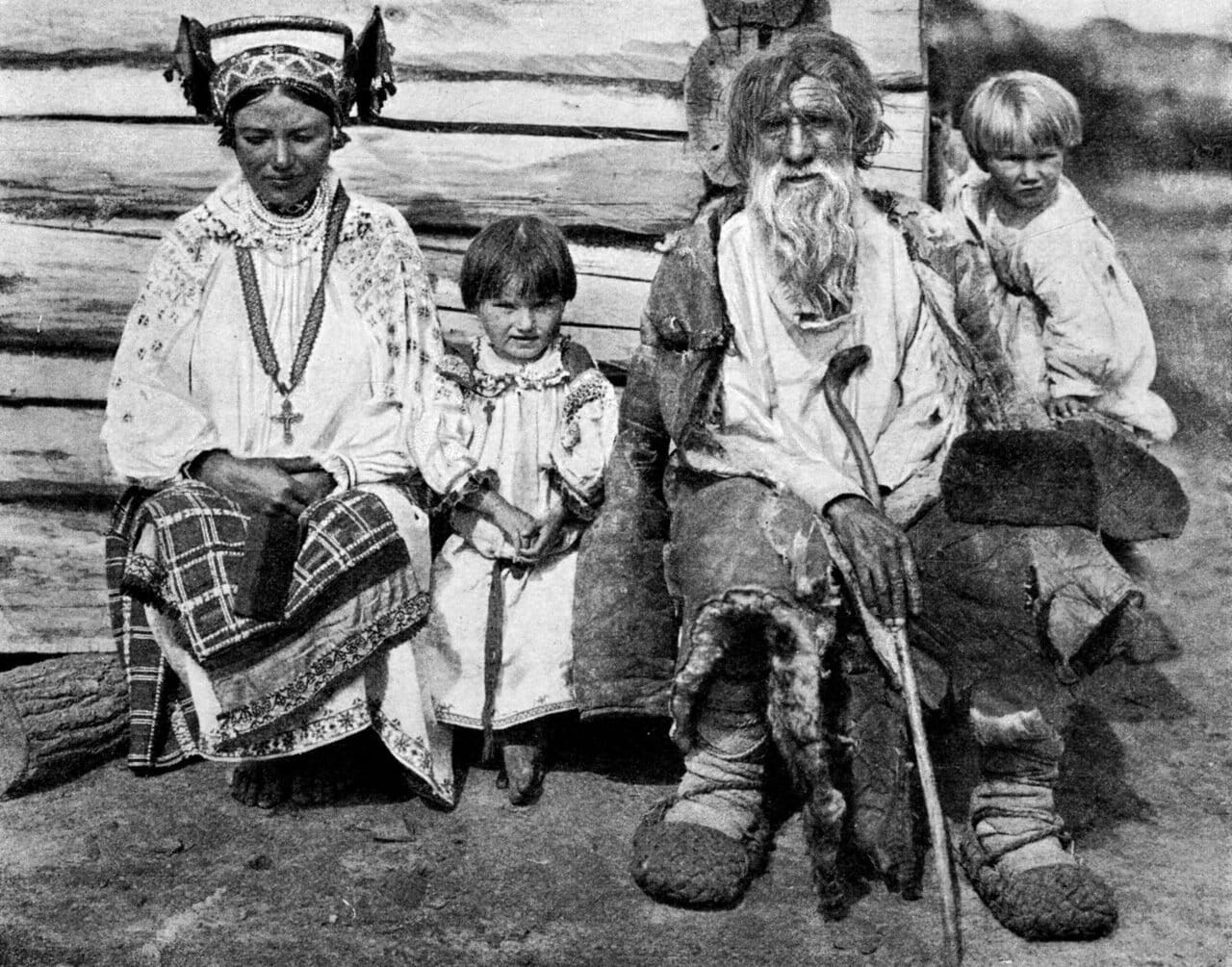 14. Группа, снятая в деревне Логаревке, где молодуха одета в паневу и праздничный повойник.
