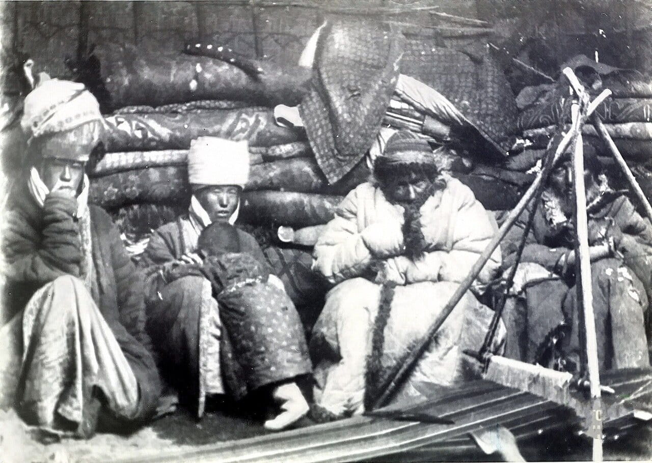Семья памирского киргиза в юрте возле ткацкого станка-ормок. 1901 г.
