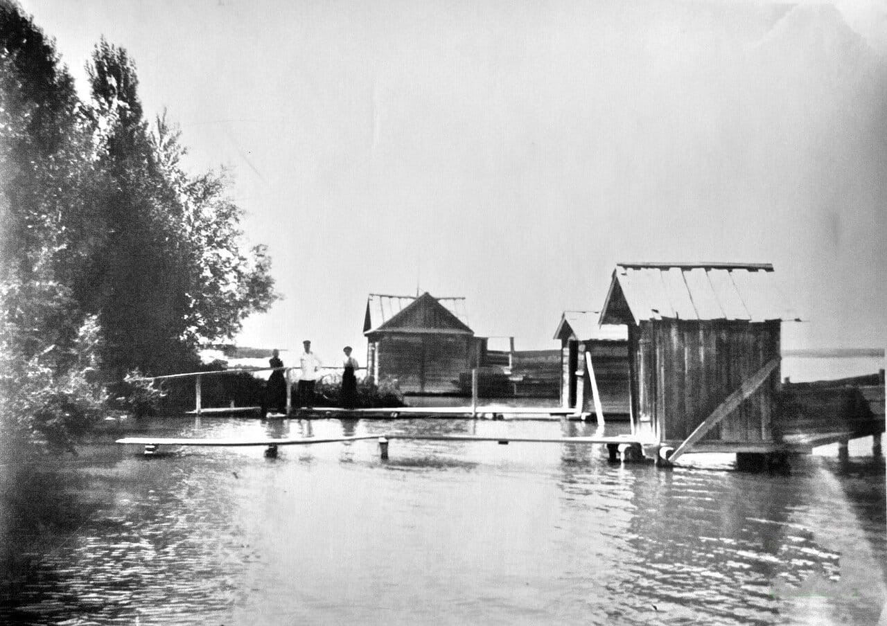 На берегу озера Иссык-Куль.1915 год