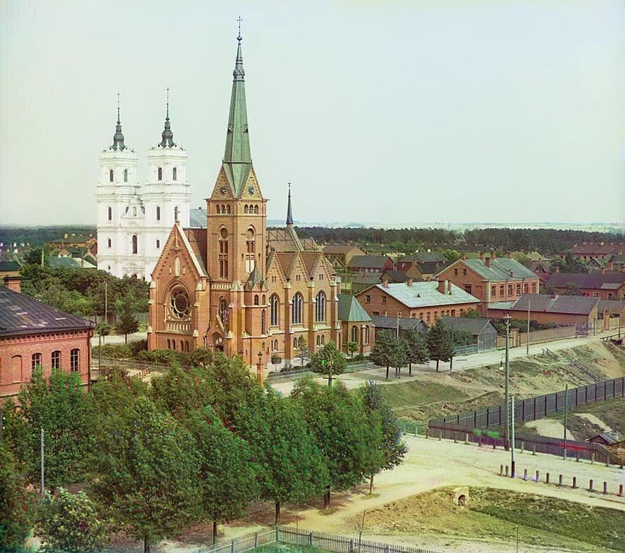 Лютеранская церковь (на переднем плане) и католический костел. 1912