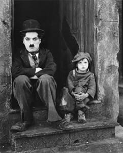 Чарли Чаплин в образе «Маленького бродяжки» в фильме «Малыш»