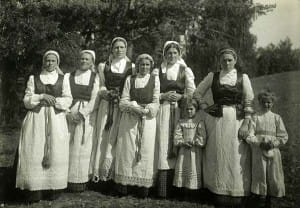 Российский Этнографический муз… Группа женщин и девушек в праздничных костюмах. Литовцы