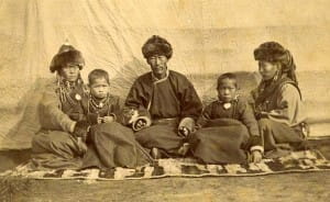 Семья в традиционных костюмах. Буряты. Баргузинское ведомство