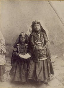 Девочки-шахсеваны из богатой семьи. Фотограф А. В. Севрюгин. Конец XIX века