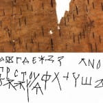 Азбука на кириллице, датируемая 1025—1050 гг. Показаны фотография новгородской берёсты № 591 и прорисовка букв